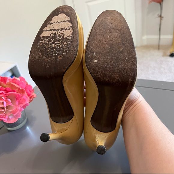 Stuart Weitzman Taupe Tan Patent Leather Round Toe Heels - Picture 10 of 11